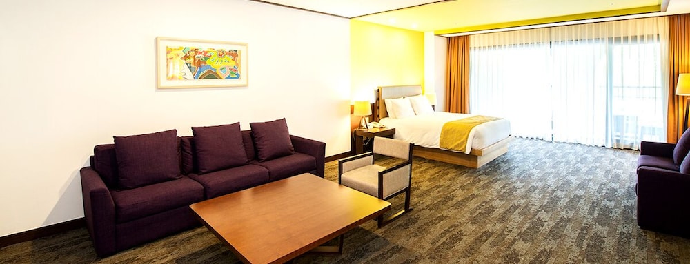 Suite, 1 Queen Bed (Slope View) - Photo 3