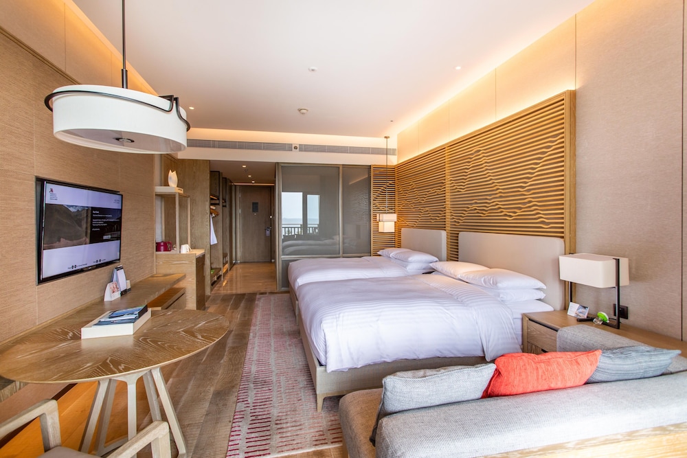 Deluxe Room, 2 Double Beds, Partial Sea View photo 2