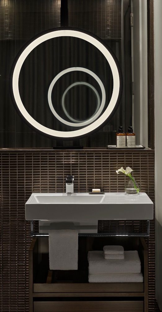 Studio, 1 Queen Bed, Accessible (ModernHaus, Roll-In Shower)