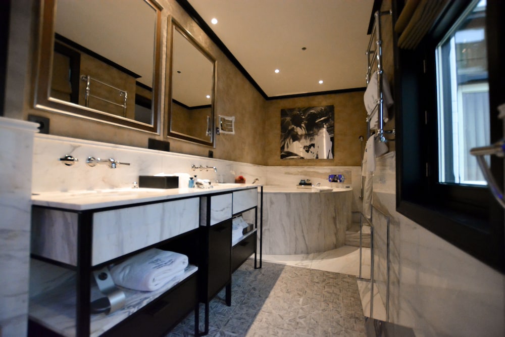 Rooftop Loft Suite thumbnail 6