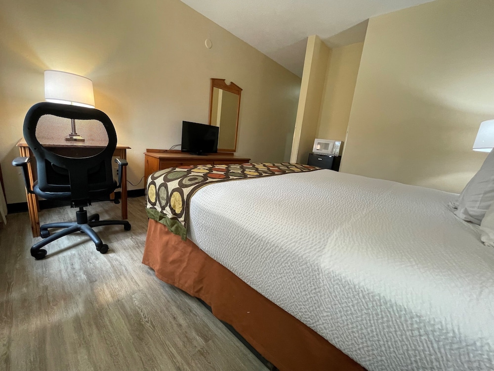 Suite, 1 Queen Bed, Non Smoking, Jetted Tub - Photo 4