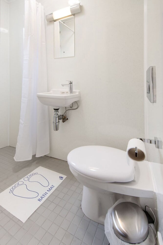 Budget quad ensuite (Basement Level) photo 3