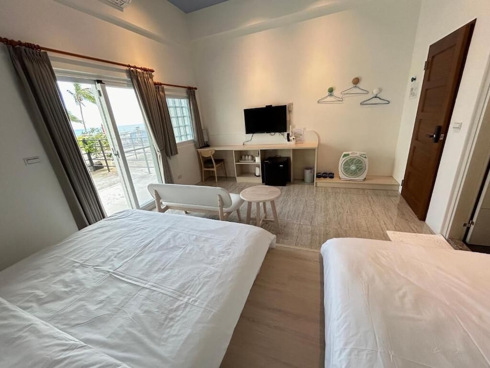 Business Triple Room, Partial Sea View photo 3