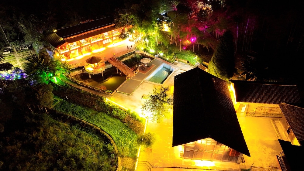 Signature Chalet, Non Smoking, Hill View photo 2