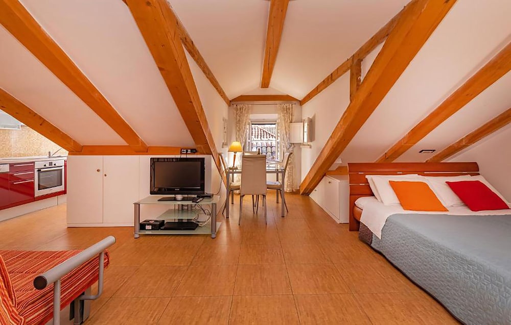 Studio Apartment Espana 3