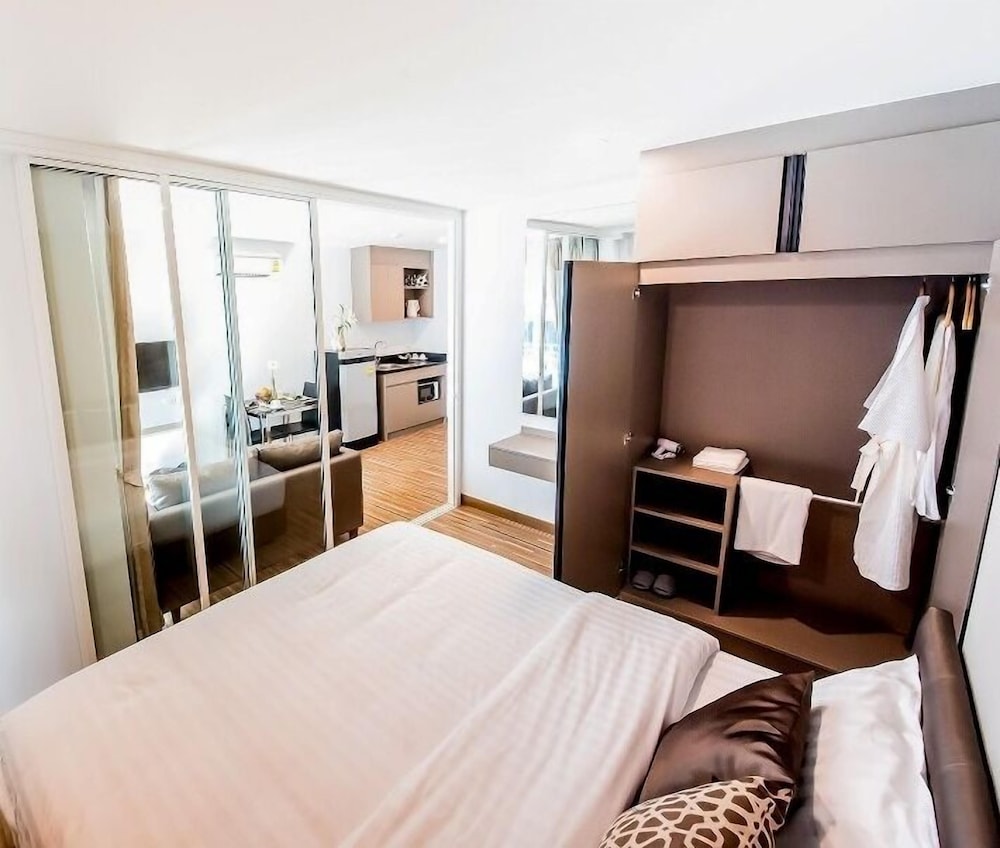 1 Bedroom Apartment with Mountain View photo 2