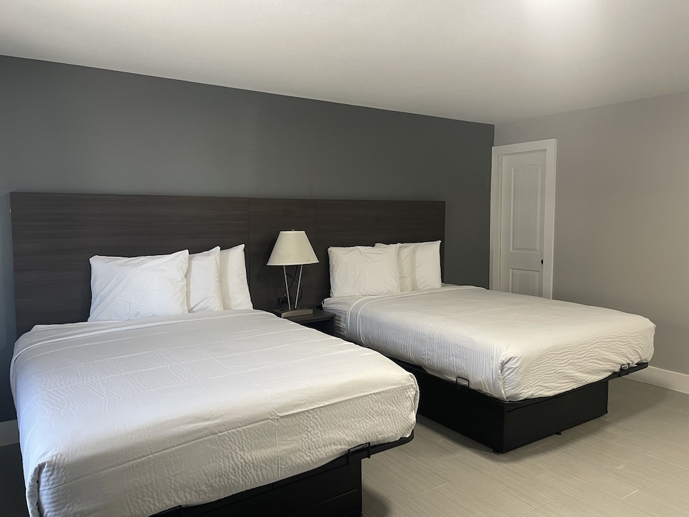 Standard Room, 2 Queen Beds - Photo 4