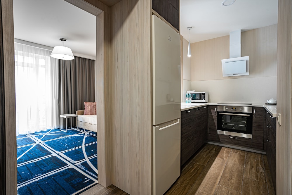 Suite, 1 King Bed, Non Smoking (Two Room Suite) photo 2