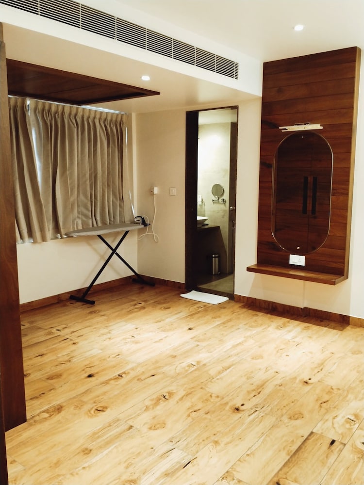 Suite Room - Photo 8