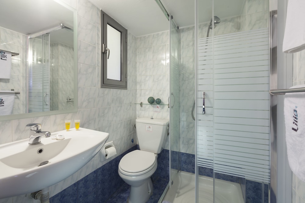 Double or Twin Room - Photo 8