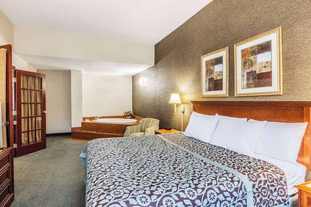 Studio Suite, 1 King Bed, No Smoking, Hot Tub - Photo 1