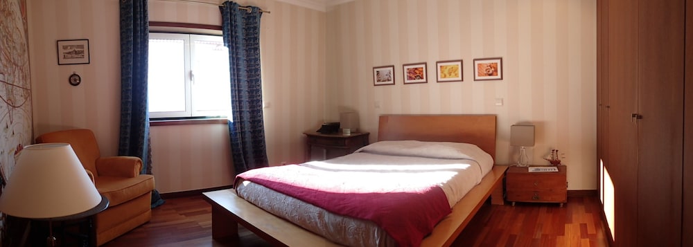 Deluxe Room (with Private Bathroom) photo 1