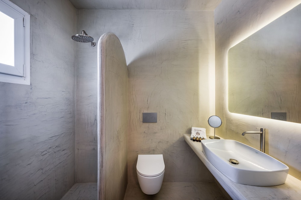 Honeymoon Suite, Sea View & Outdoor Hot Tub - Photo 5