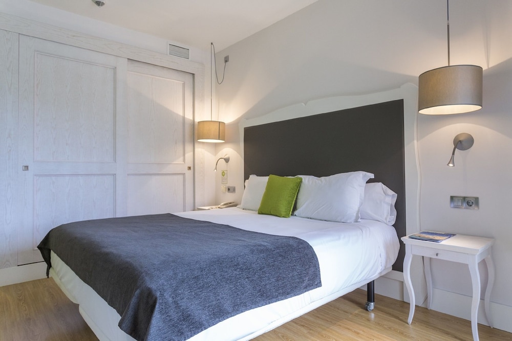 Premium Double Room, Partial Sea View