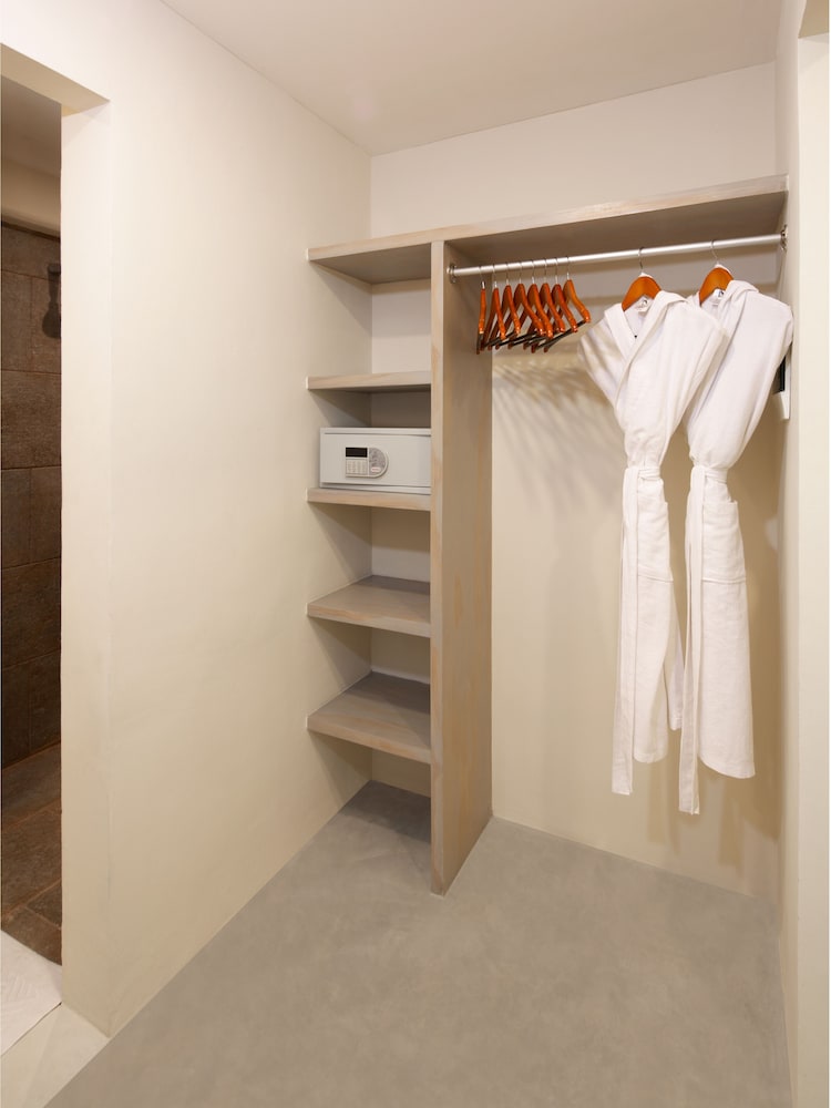 Deluxe Room - Photo 5