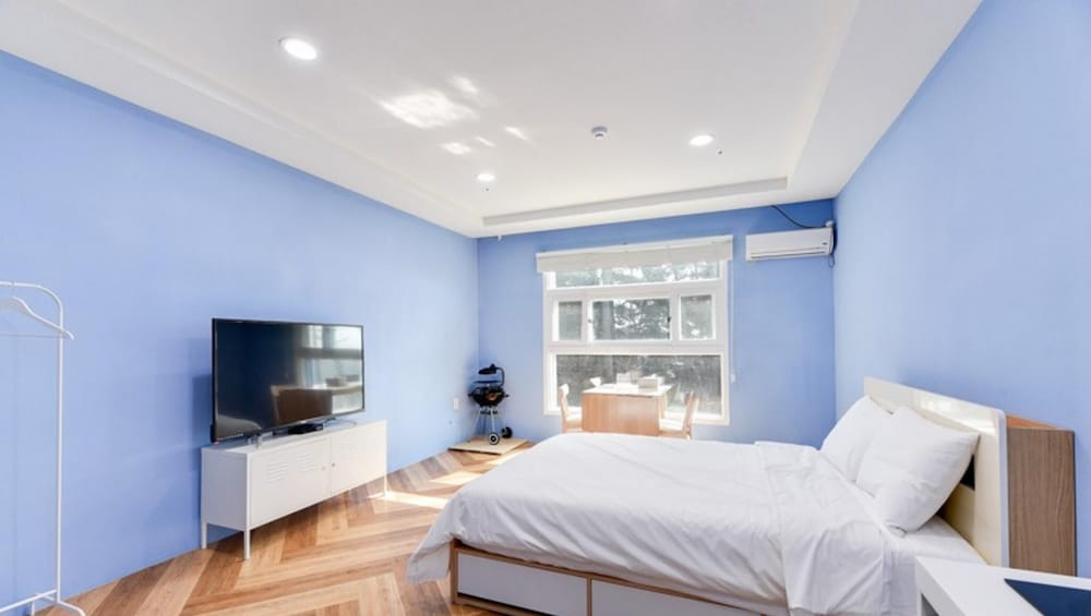 Room (Studio 206)