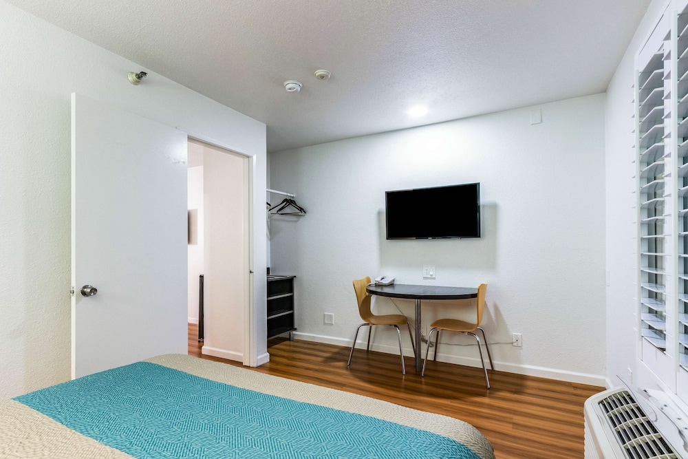 Standard Suite, 1 Queen Bed, Non Smoking, Refrigerator & Microwave photo 2