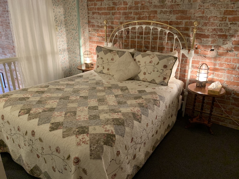 Comfort Studio Suite, 1 Queen Bed, Partial Ocean View photo 3