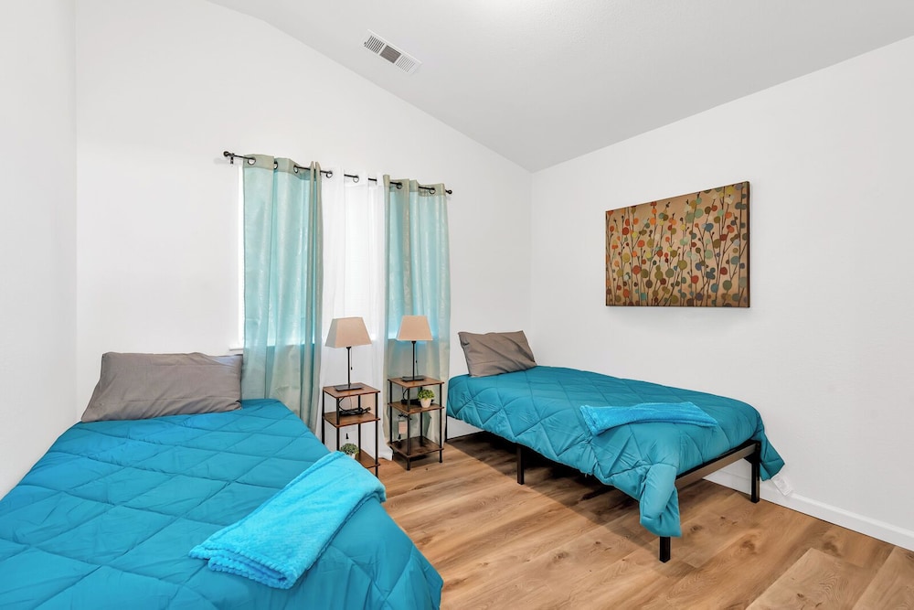 House, Multiple Beds, Fireplace, Garden View (University Pastoral)
