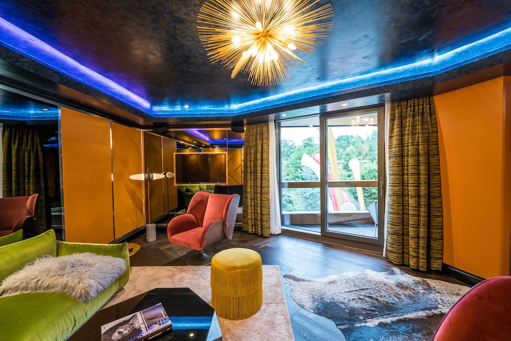 1 BED | Come Play Suite w\Balcony