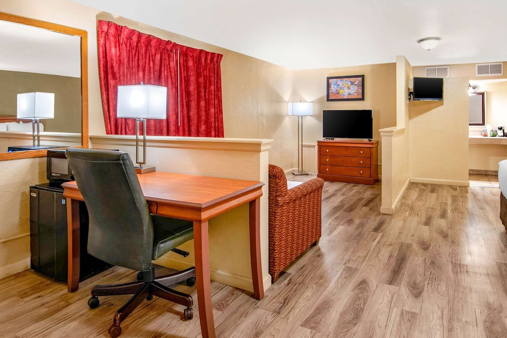 Suite, Non Smoking (2 King Beds with 2 Person Sofa bed) photo 2