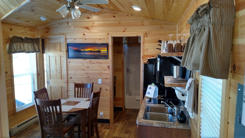 Deluxe Double Room Single Use, 2 Bedrooms, Beach View photo 3