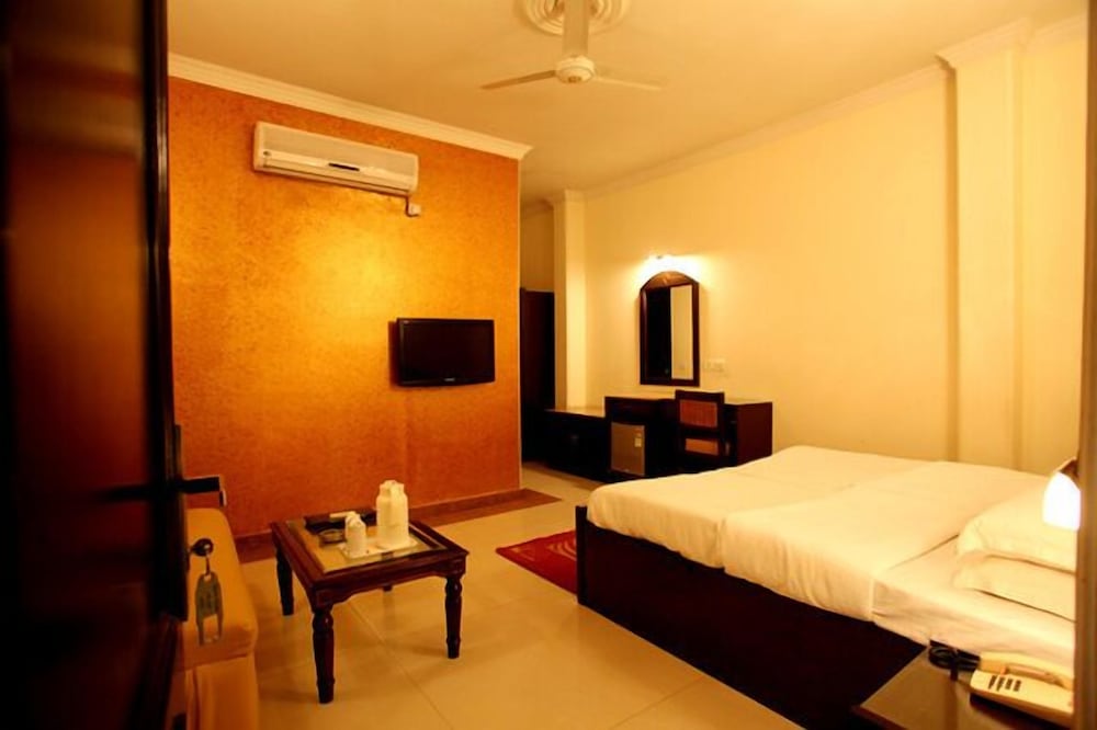 Maharani Super Deluxe Room photo 3