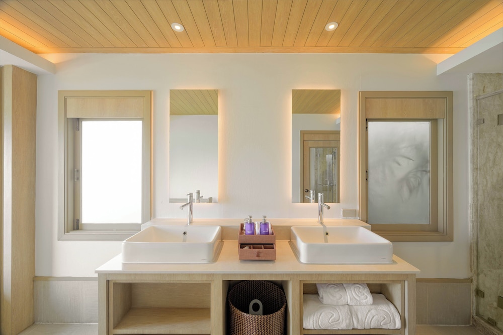 Suite, 1 King Bed, Ocean View (Duplex, Spa) photo 3
