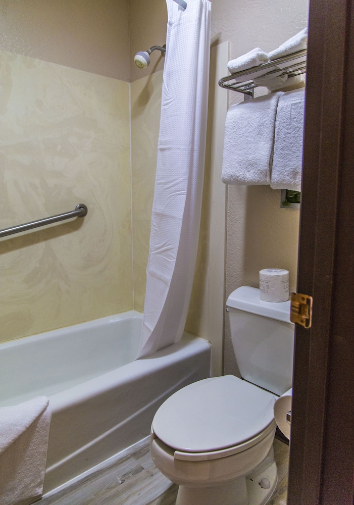 Queen Room with Two Queen Beds - Photo 2