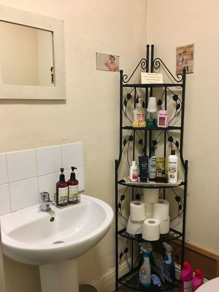 Economy Double Room, 1 Double Bed, Shared Bathroom photo 3
