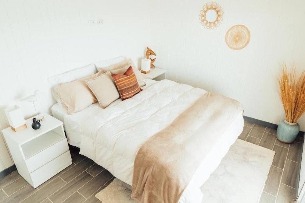 Traditional Double Room Single Use, 3 Bedrooms, Non Smoking, Partial Ocean View photo 1