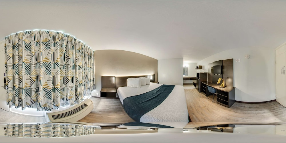 Standard Room, 1 King Bed, Non Smoking, Refrigerator & Microwave - Photo 3