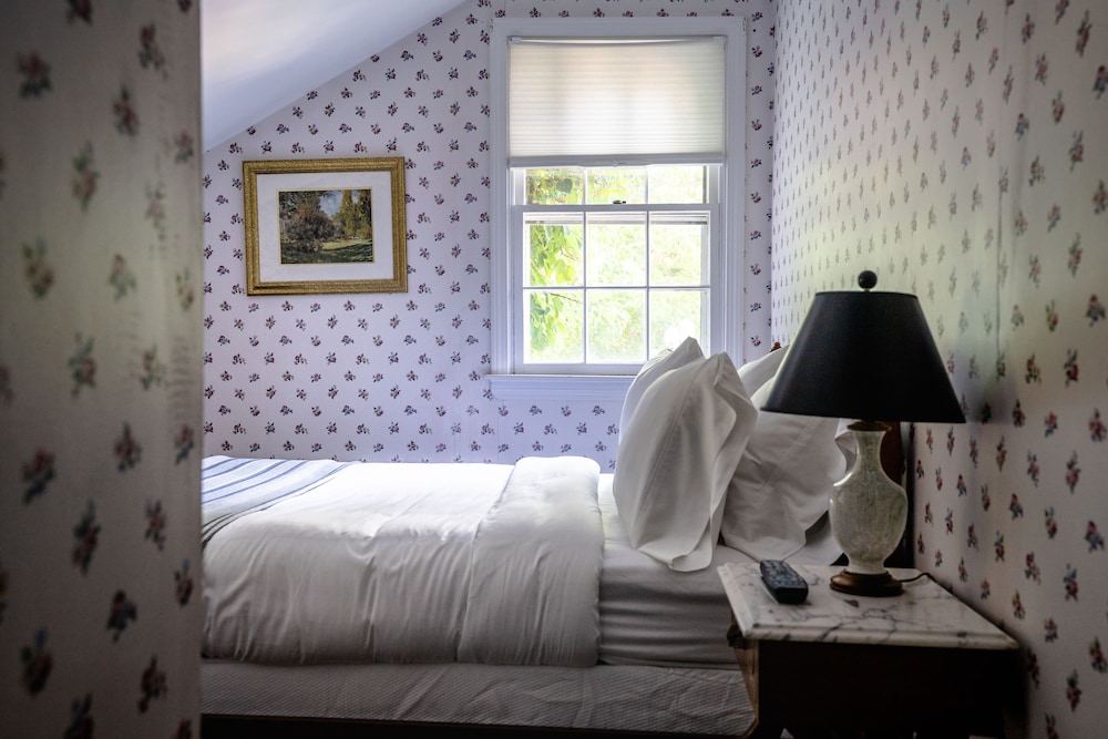 Economy Room, 1 Double Bed, Private Bathroom, Corner photo 1
