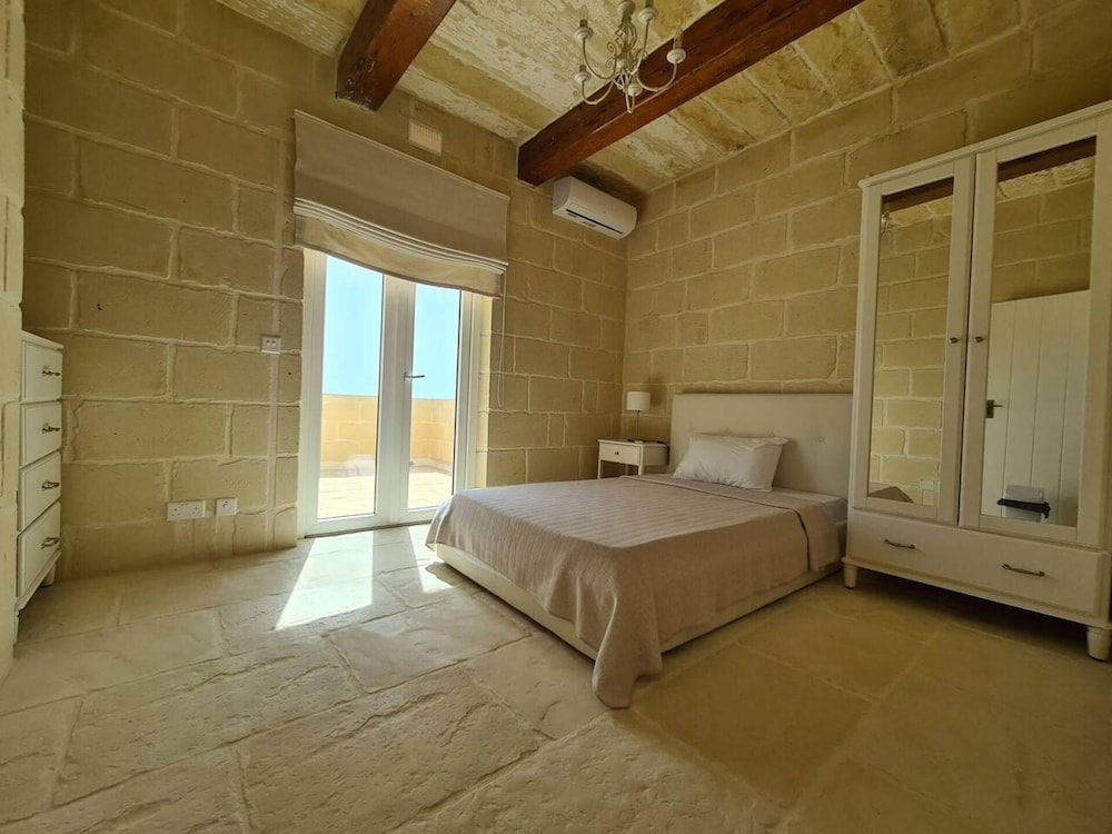 Villa photo 2