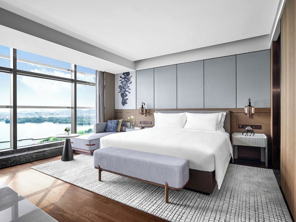 Club Room, 1 King Bed, Lake View photo 1