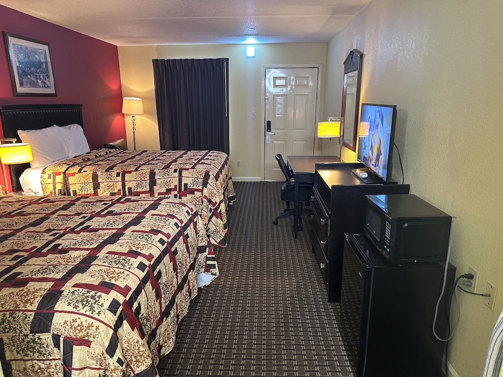 Room, 2 Queen Beds, Non Smoking, Refrigerator & Microwave photo 1