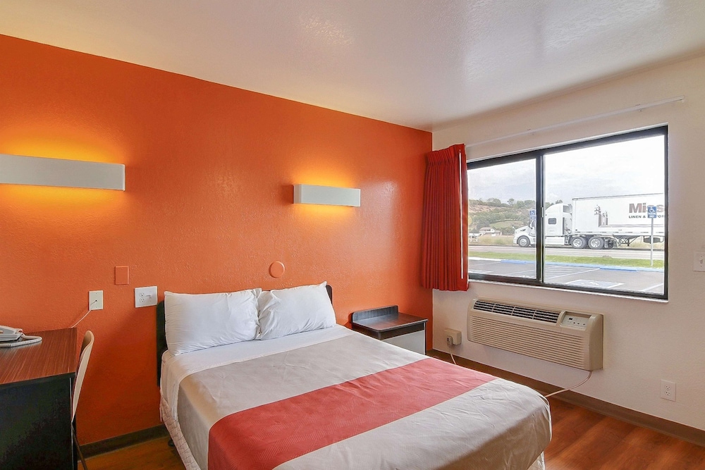 Standard Room, 1 Queen Bed, Non Smoking photo 2