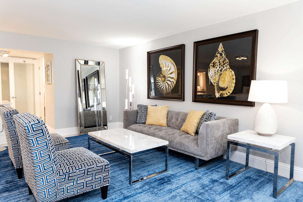 Suite, 2 Queen Beds, Non Smoking, Refrigerator & Microwave (Larger Room) photo 3