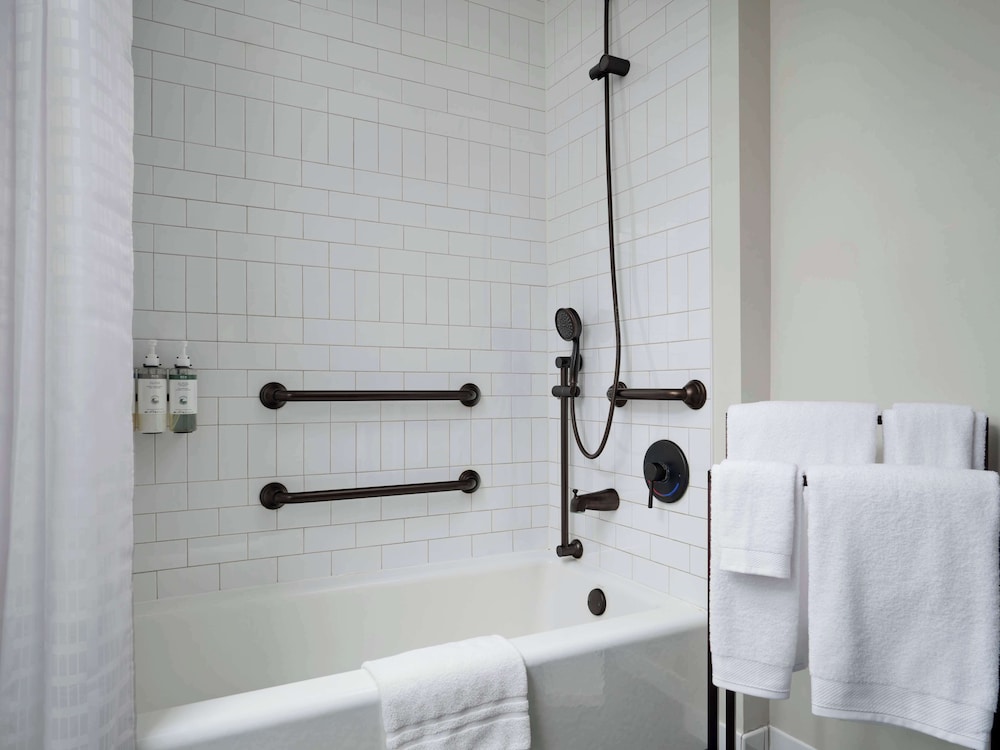Junior Suite, 1 King Bed, Accessible, Bathtub - Photo 5