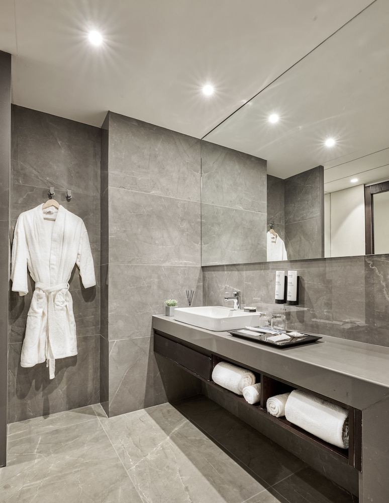 Suite, 1 King Bed - Photo 4