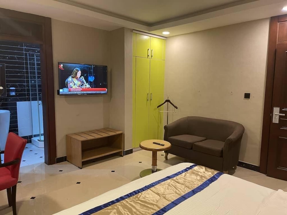Deluxe Room, 1 King Bed, Non Smoking, Pool Access photo 1