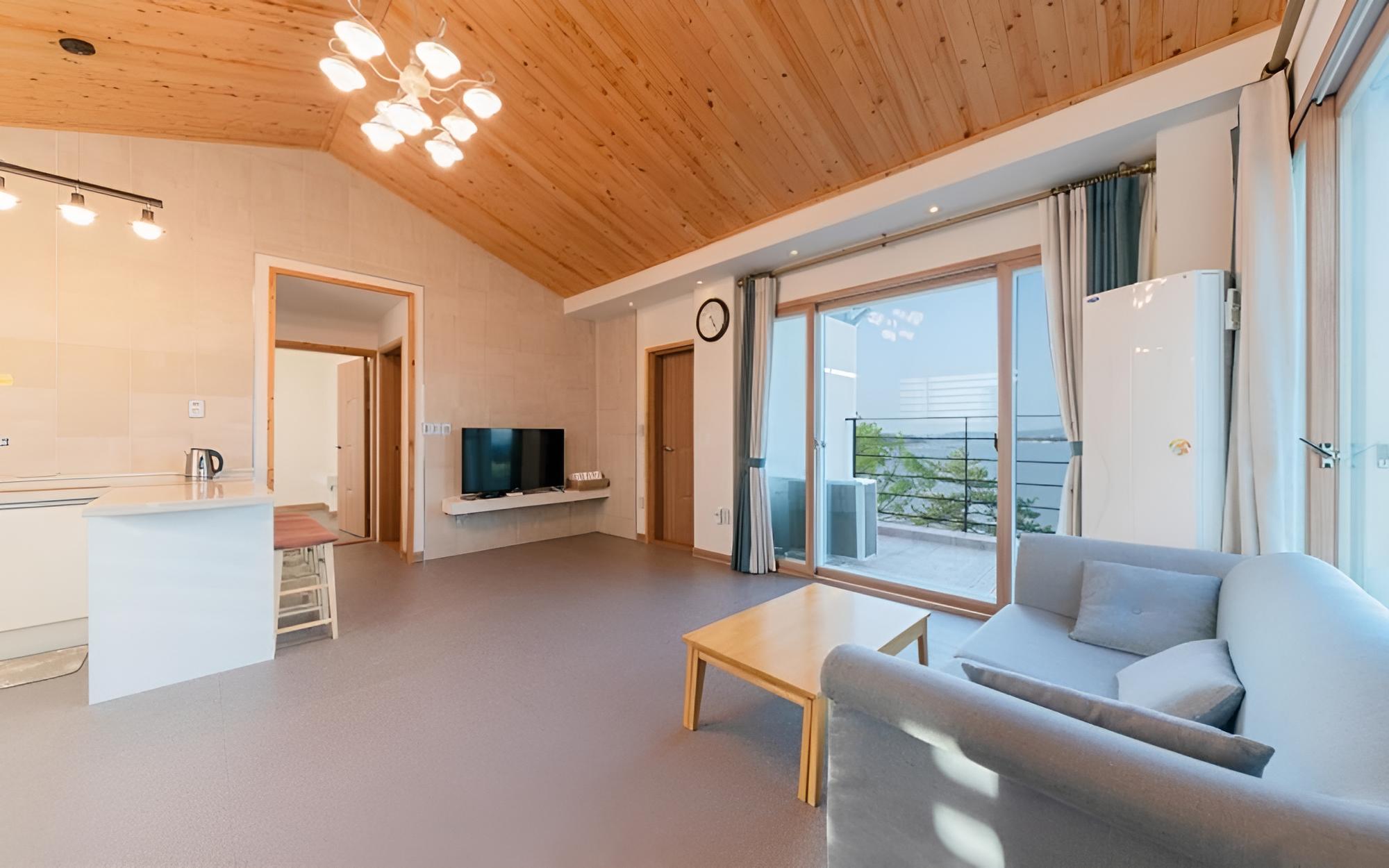 Room (Room 203 (Ocean View Group))