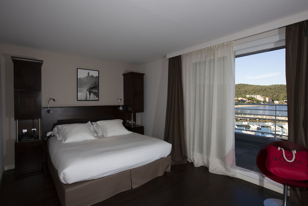 Master Suite, 3 Bedrooms, Balcony, Sea View photo 3