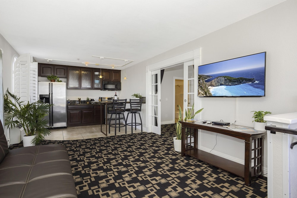 Suite, 1 King Bed with Sofa bed, Balcony photo 3