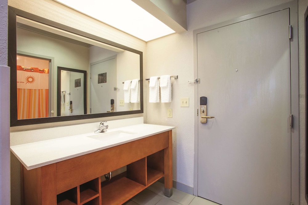 Suite, 1 King Bed, Non Smoking - Photo 7
