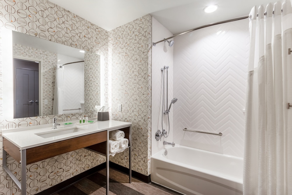 Premium Room, 1 King Bed, Accessible Bathtub (Mobility) - Photo 4