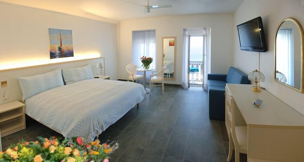 Business Double Room, Balcony, Lake View photo 2