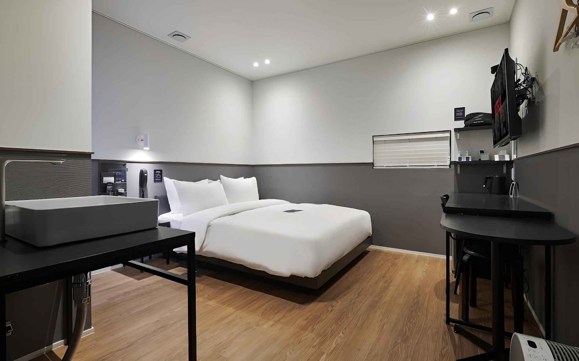 Room (Economy-Non-smoking (No Window Queen ) - Photo 1