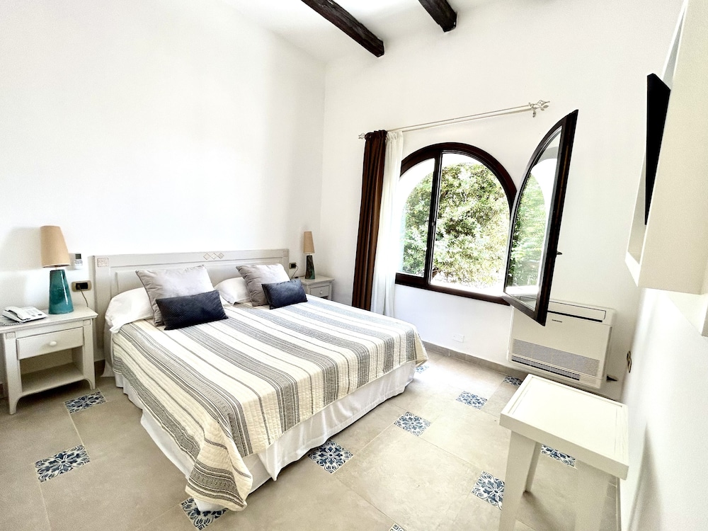 Comfort Suite, 1 King Bed with Sofa bed, Terrace, Garden View photo 2