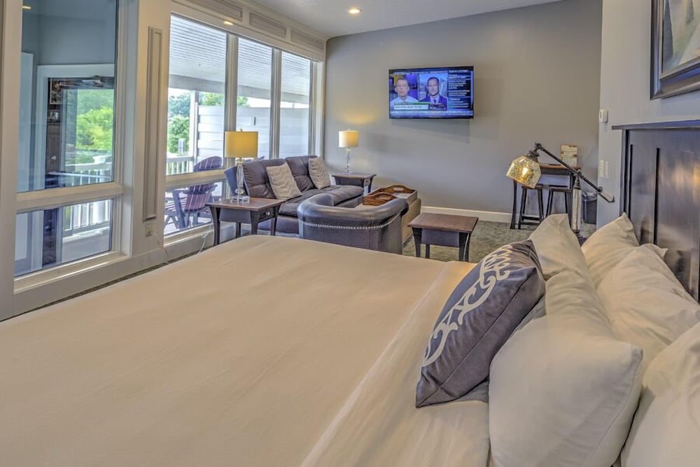 King Suite with Balcony (405)